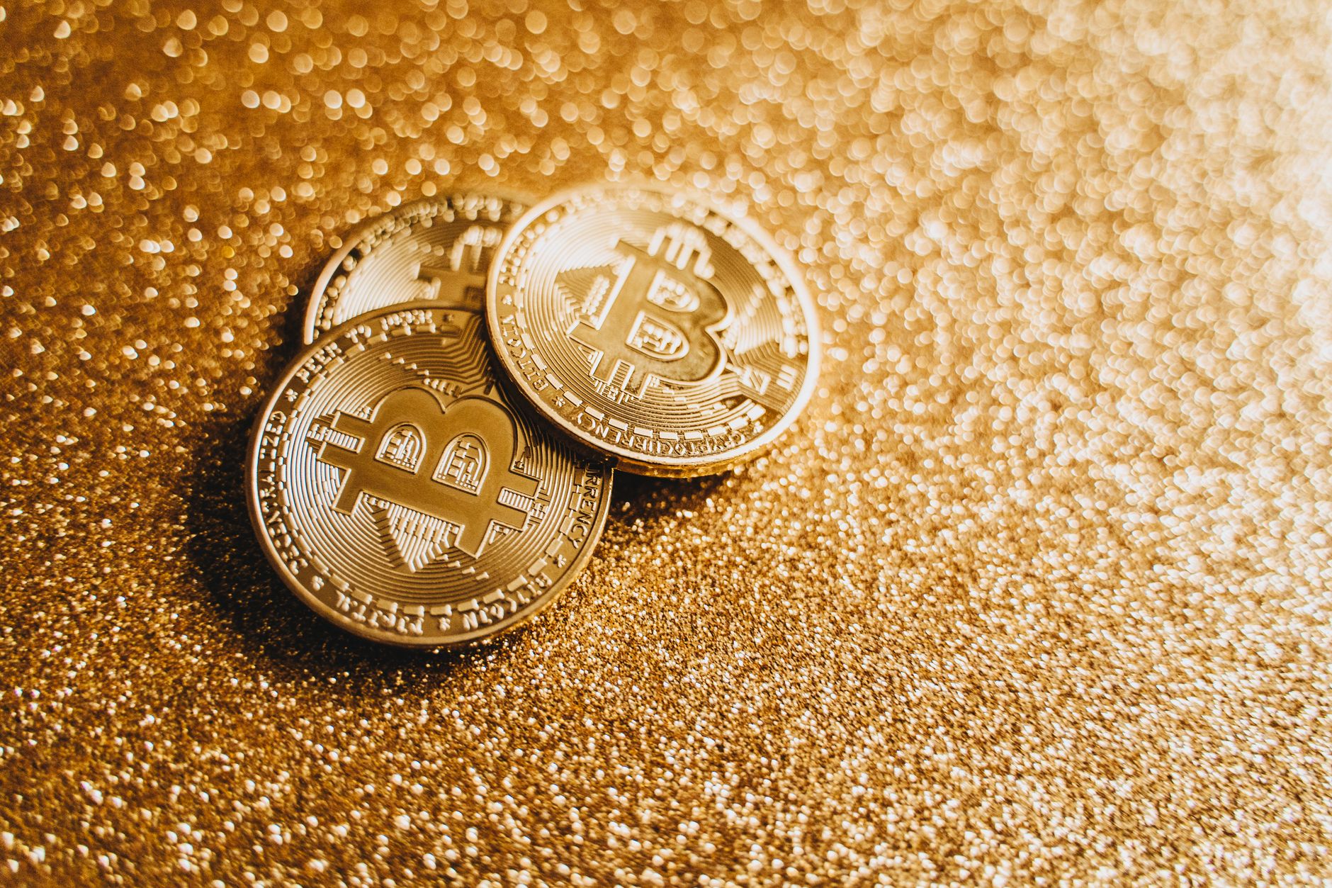 Bitcoin se recupera acima de US$ 61.000 após liquidações de US$ 1,6 bilhão