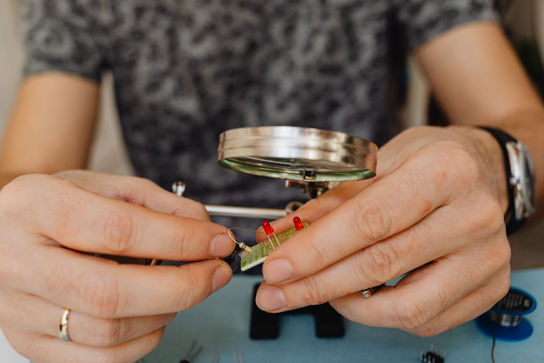 The circuit that lets your brain think and see