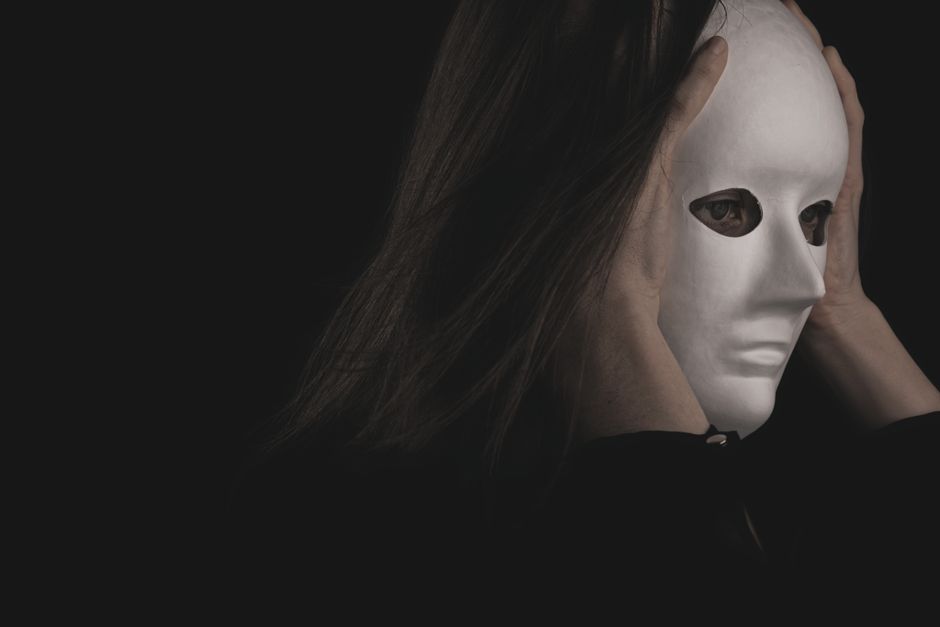 Síndrome do impostor atinge 75% das mulheres — 5 podcasts ajudam a refletir sobre o tema