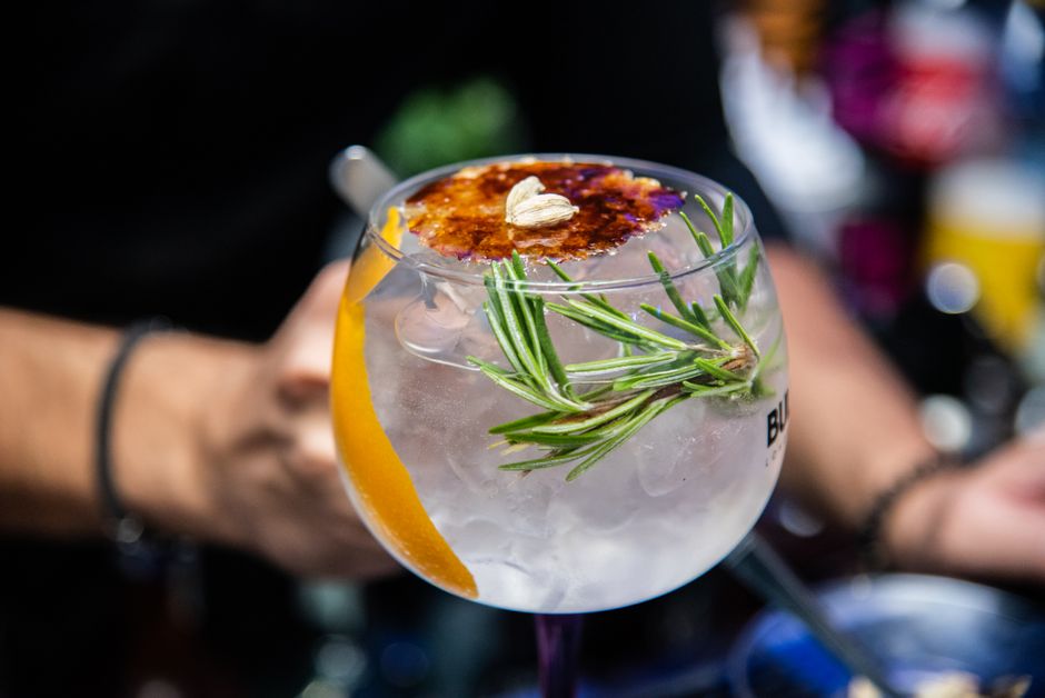 Copa sem álcool? Busca por cerveja zero dispara quase 1.000% no Mercado Livre