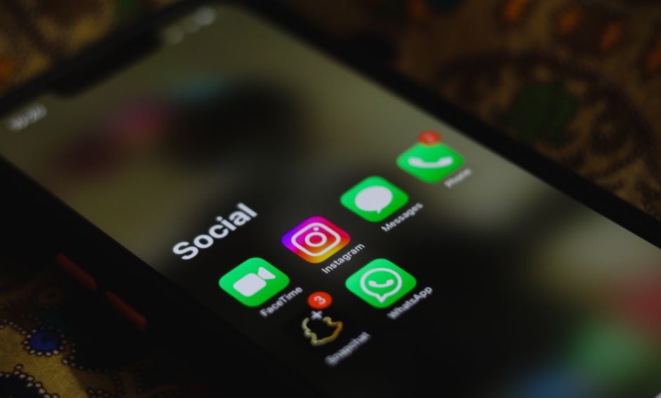 Privacidade em apps de IA: o que acontece com suas fotos e conversas quando você usa um chatbot