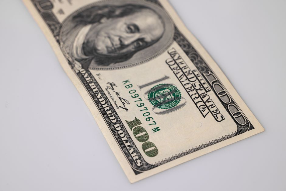 Fed muda o tom, dólar sobe: o que está por trás da nova pressão sobre o real