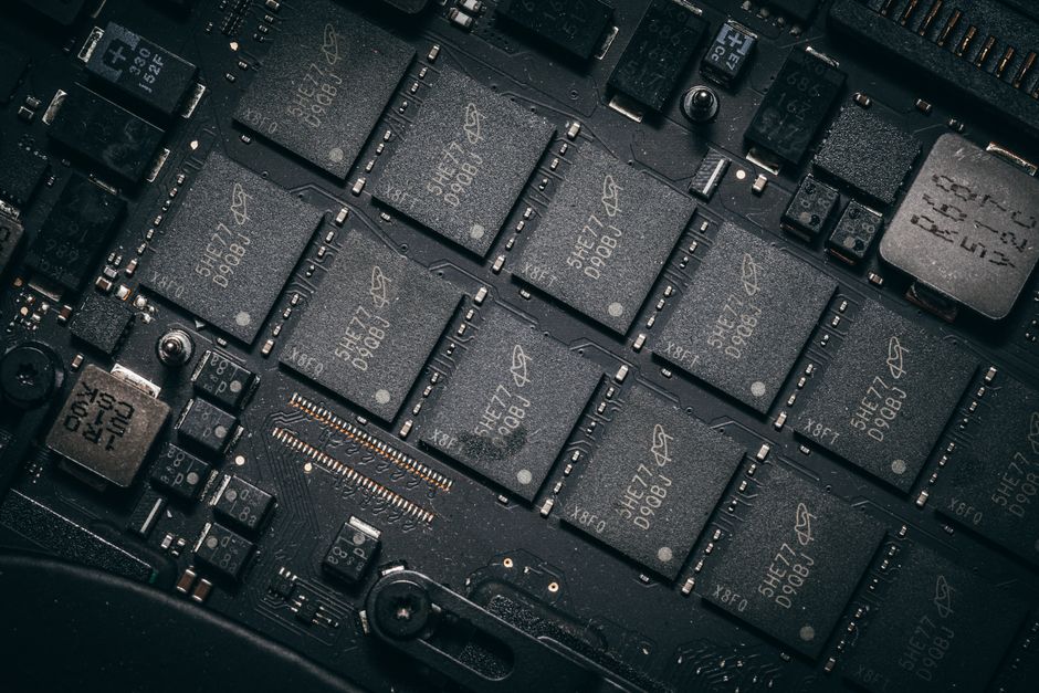 Micron reporta lucro recorde, 'guidance' acima do consenso e ação dispara