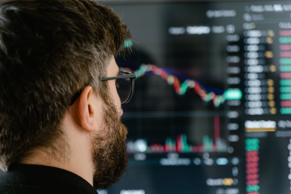 Ibovespa sobe com expectativa de novos cortes de juros; dólar opera abaixo dos R$ 5,20