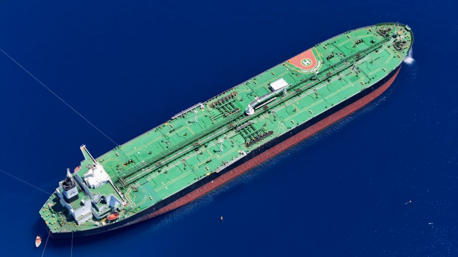 Petroleiro é atingido no Estreito de Ormuz após nova troca de ataques entre EUA e Irã