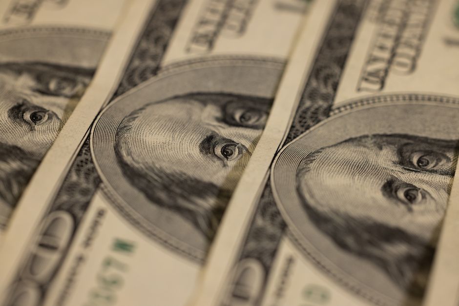 Dólar avança pelo segundo mês seguido, mas cai 5,94% no semestre