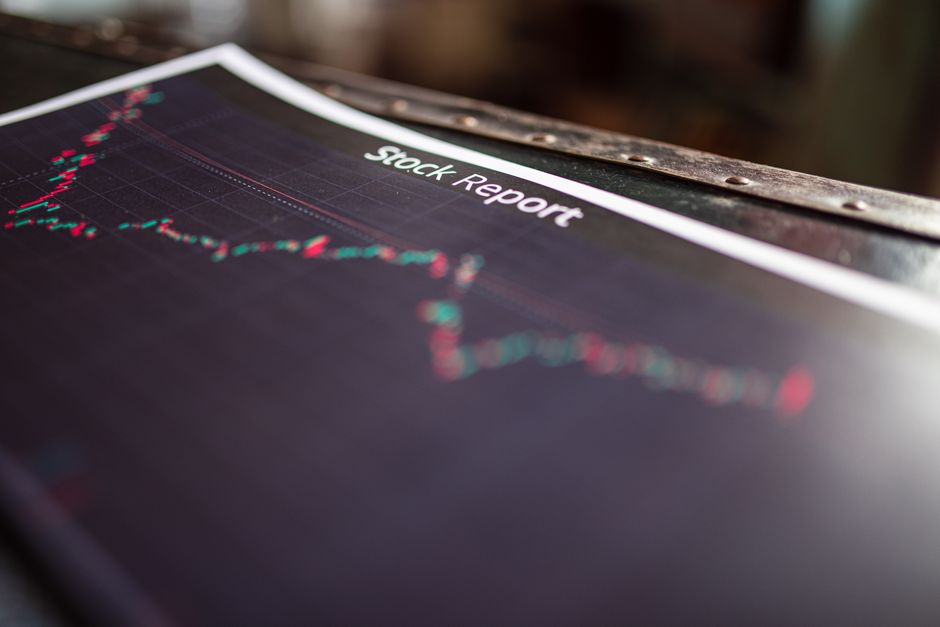Ibovespa cai quase 1% enquanto bolsas de NY fecham em alta; dólar recua