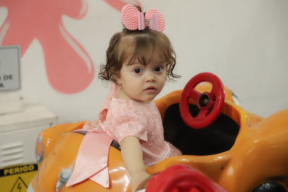 Menina de 12 anos cria recepcionista com inteligência artificial para pequenas empresas
