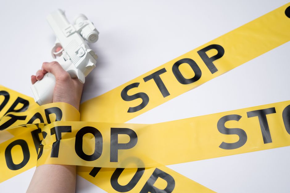 Same Dangerous Objective, Opposite Advice: Direct Exposure versus Multi-Agent Mediation