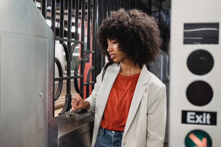 Pagamento por aproximação em metrô e ônibus: como pagar pelo celular, relógio ou cartão