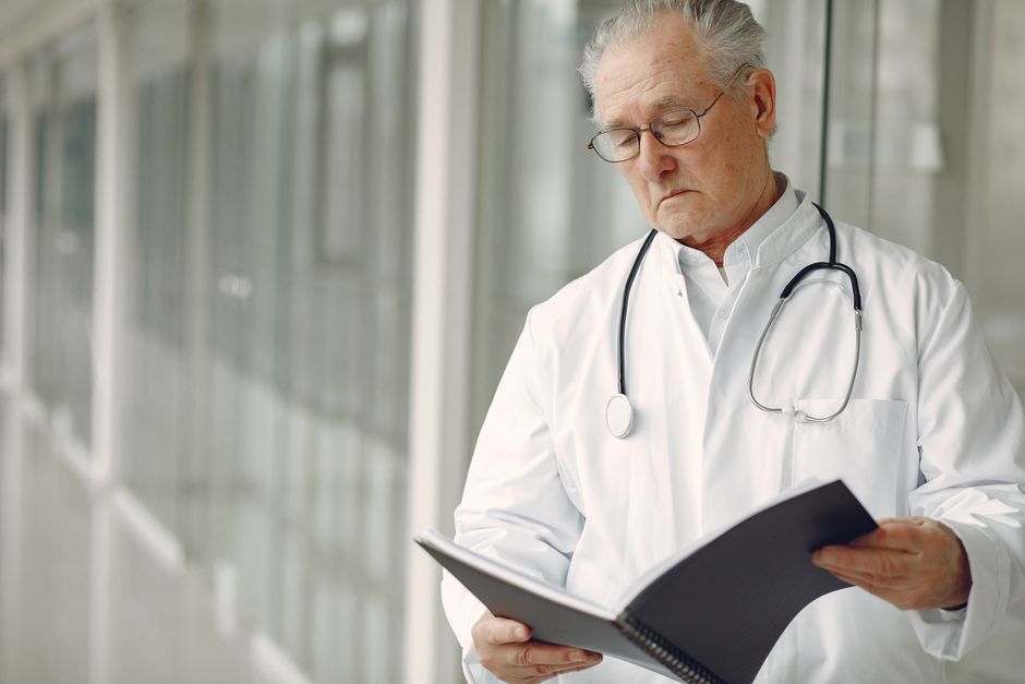 Médico brasileiro já usa mais IA para diagnosticar do que para preencher papelada, mostra pesquisa