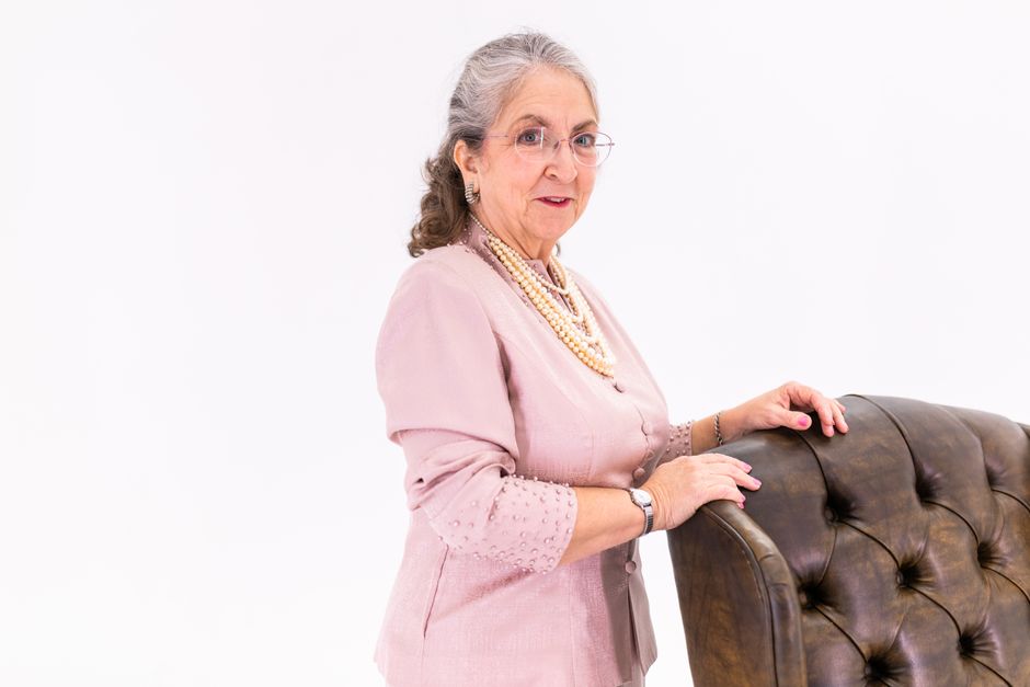 Dona do Claude monta laboratório secreto para testar remédios