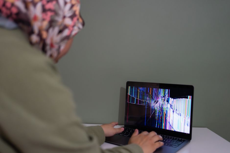 Predictable Failure in Multi-Hop Retrieval: Score-Distributional Confidence Scoring and Abstention