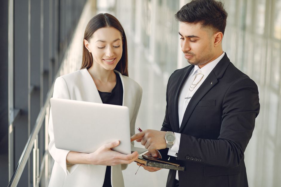 Profissionais com habilidades em IA ganham 56% a mais, segundo estudo da PwC
