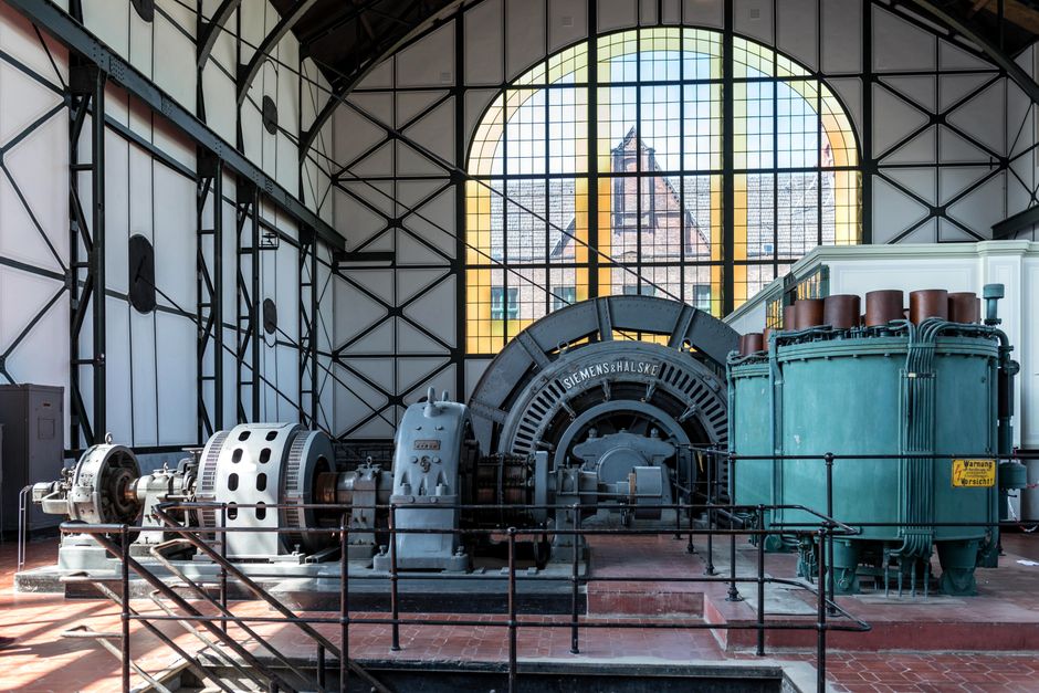 Como a Siemens usa fábricas virtuais para treinar robôs a assumir postos no mundo real