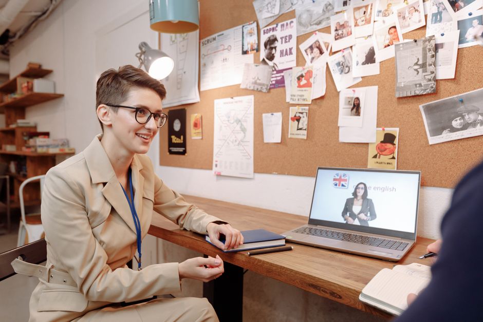 Inglês no trabalho com IA: como escrever e-mails e encarar calls sem curso caro