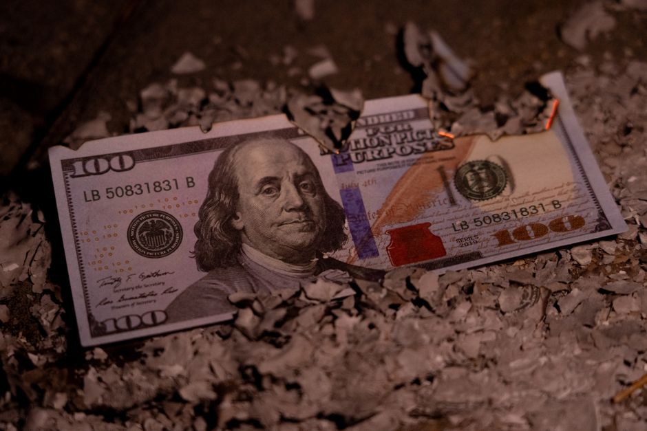 Dólar desaba 4,5% e fica abaixo de R$ 5 após resultado do 1º turno da eleição