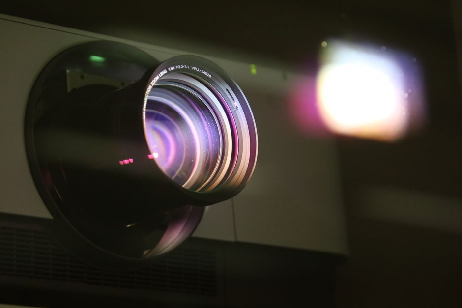 Direct retinal projection display for smart glasses using a meta-optic mirror