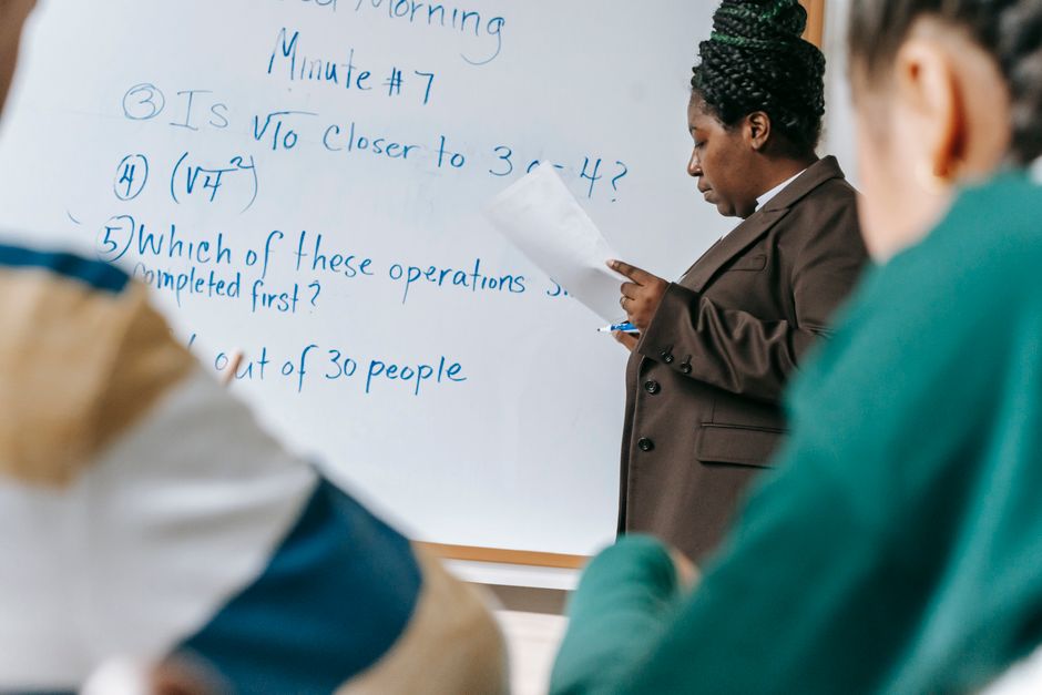 Sherpa: Teaching LLMs to Teach Adaptively