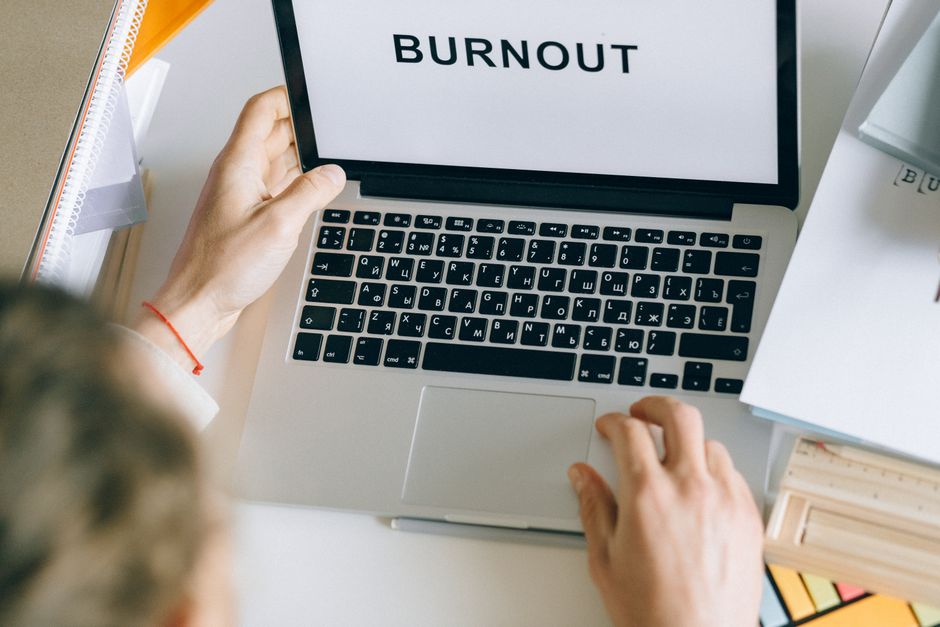 O efeito "burnout de IA": por que quem usa a ferramenta está trabalhando mais horas