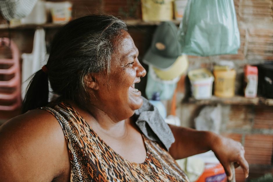 Mulheres 50+ sustentam famílias e lideram consumo na economia do cuidado, diz estudo