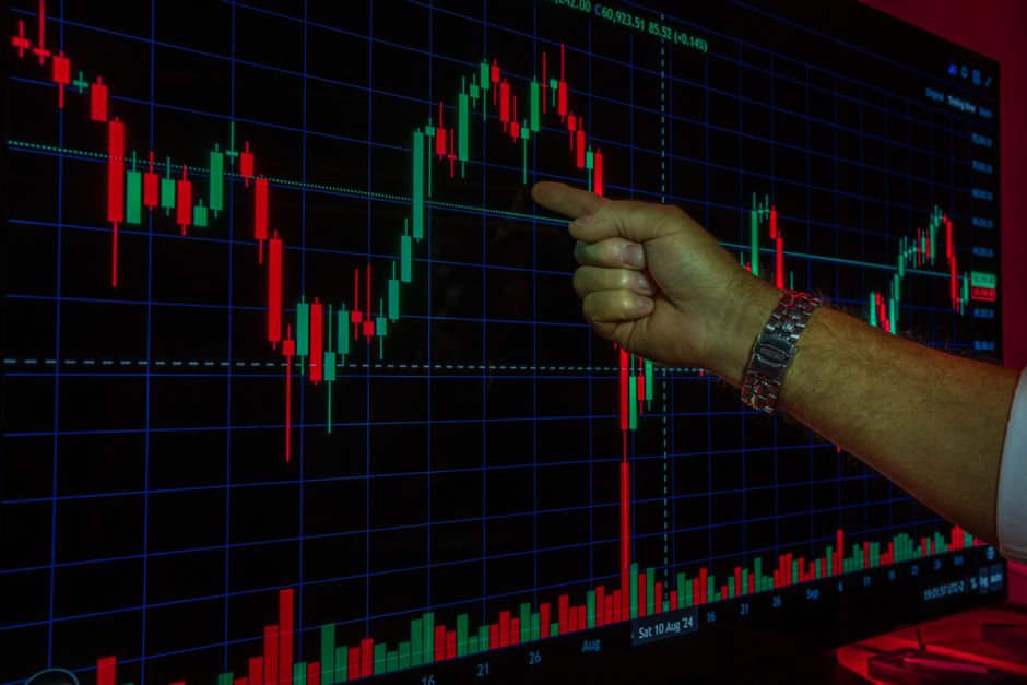 Ibovespa sobe e fica perto dos 210 mil pontos; dólar cai abaixo de R$ 5