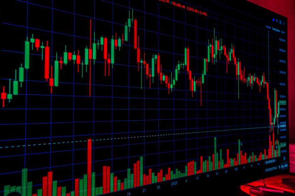 Ibovespa fecha em baixa de 1% e dólar ultrapassa R$ 5: eleição fez preço?
