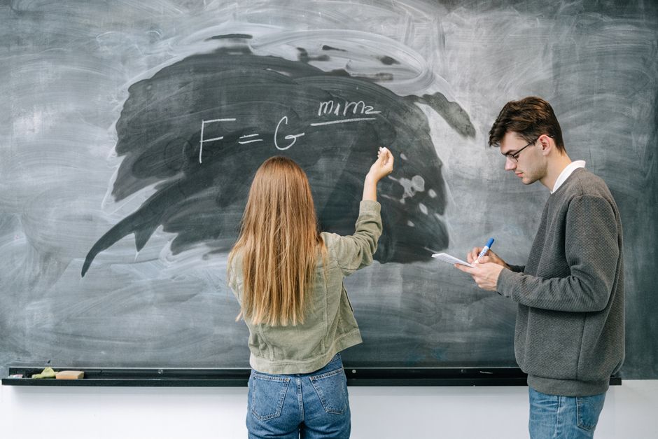 Alunos de física aprenderam mais com tutor de IA do que em aula ativa, diz estudo de Harvard